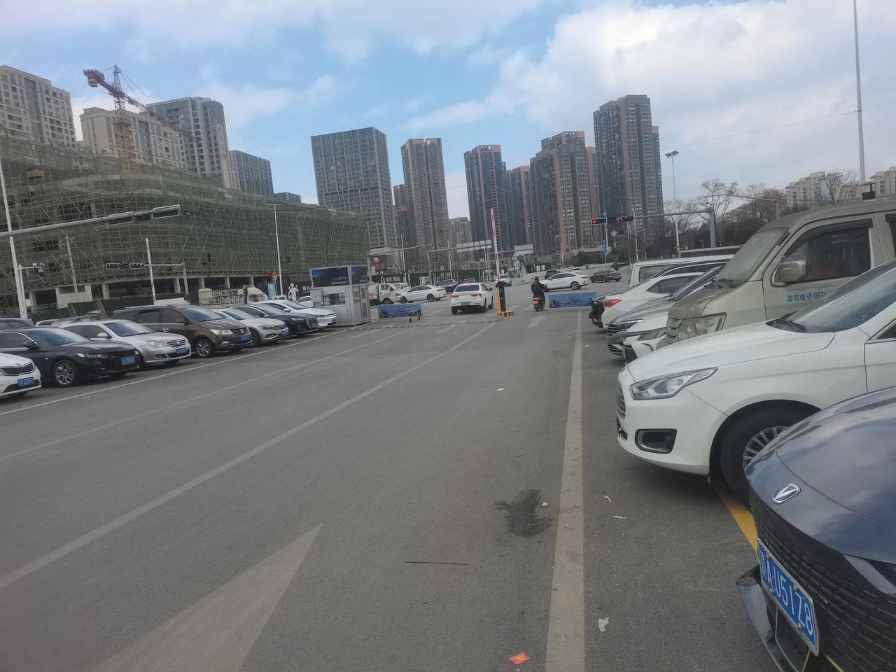 还有这操作可以的哦！
官渡区金源大道往滇池方向延长了后名为元宝街，过了之后到古滇