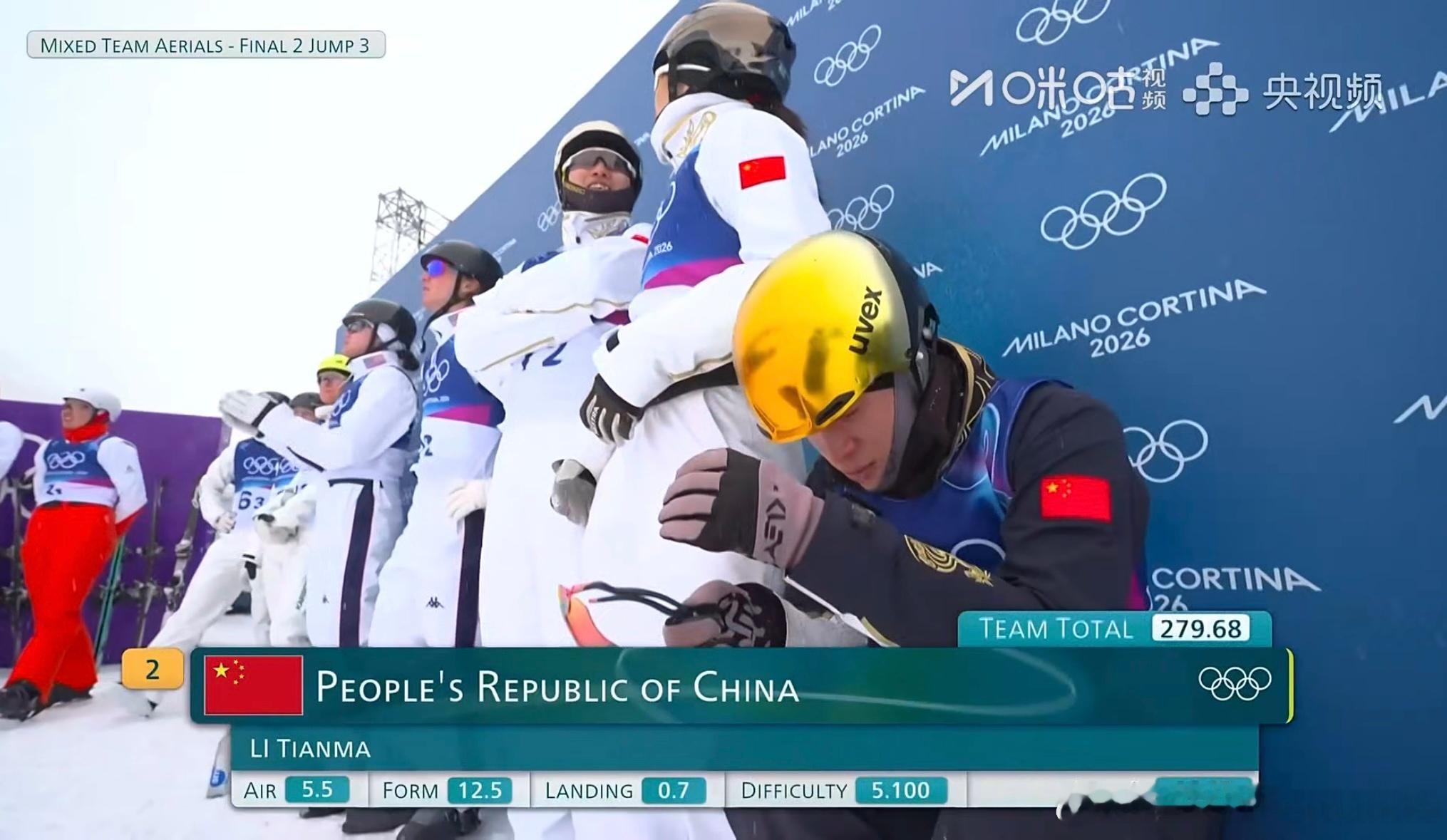 中国空中技巧队铜牌铜牌🥉站上领奖台！自由式滑雪空中技巧混合团体第三名！徐梦桃/