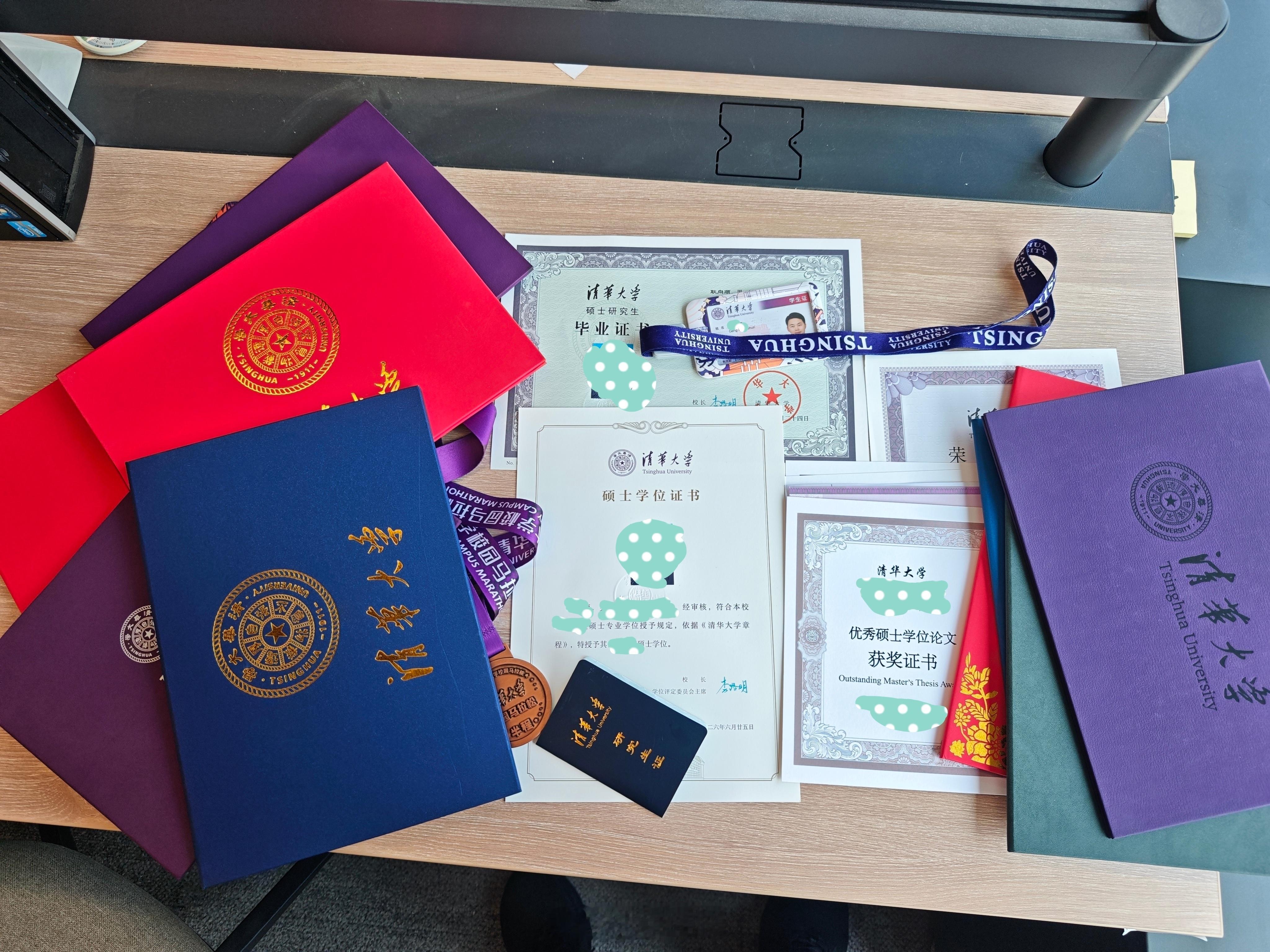 在清华三年拿到这二三十份共计两斤多的证书，如果当废纸卖，只能卖4块钱，但给谁给我