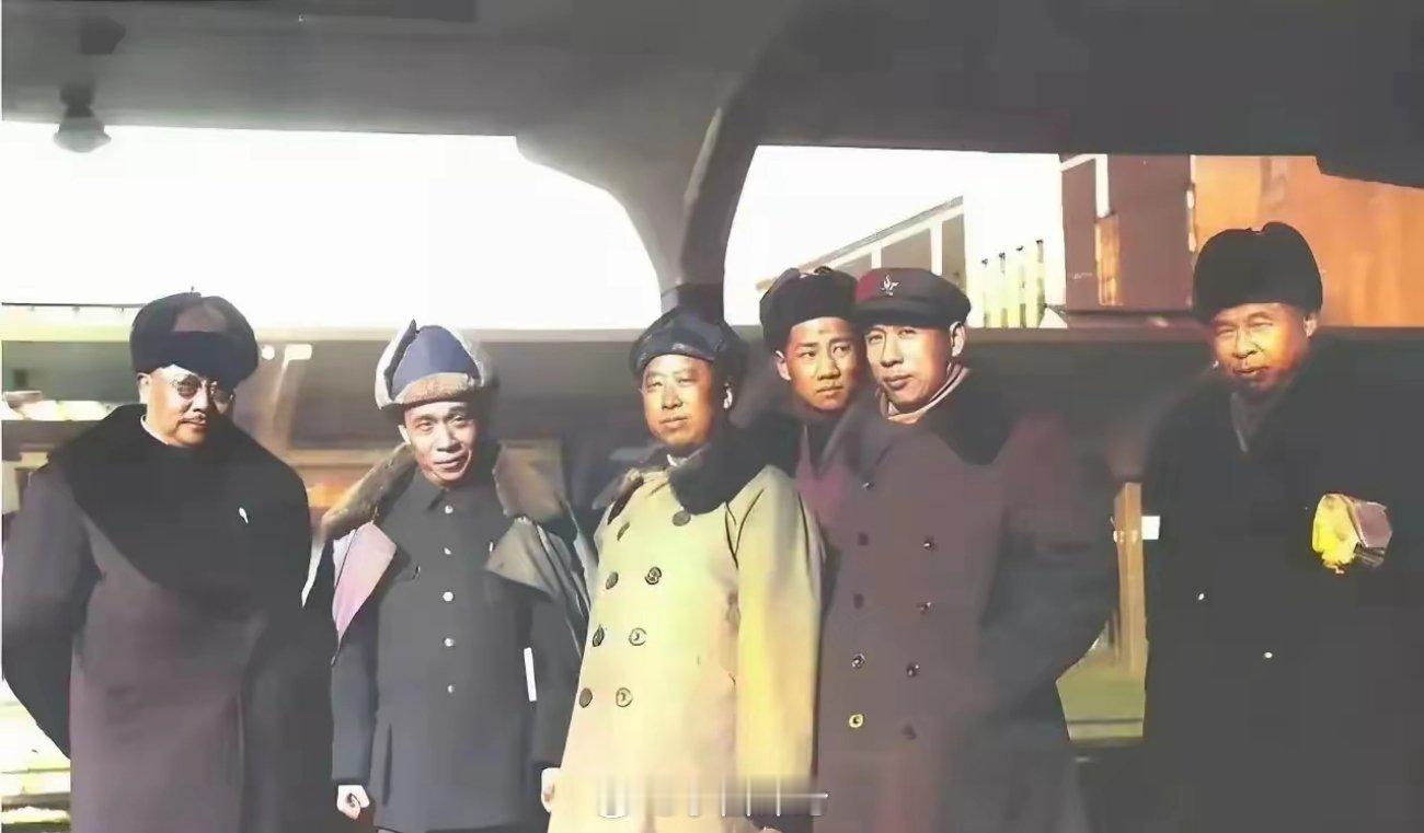 1949年12月9日，满洲里火车站，毛主席访苏专列，前来送行的人员合影留念，永恒