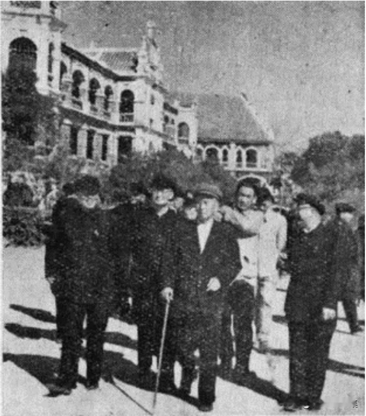 1957年12月12日陈嘉庚带领出席全国侨联第一届第二次会议的委员参观集美学校。