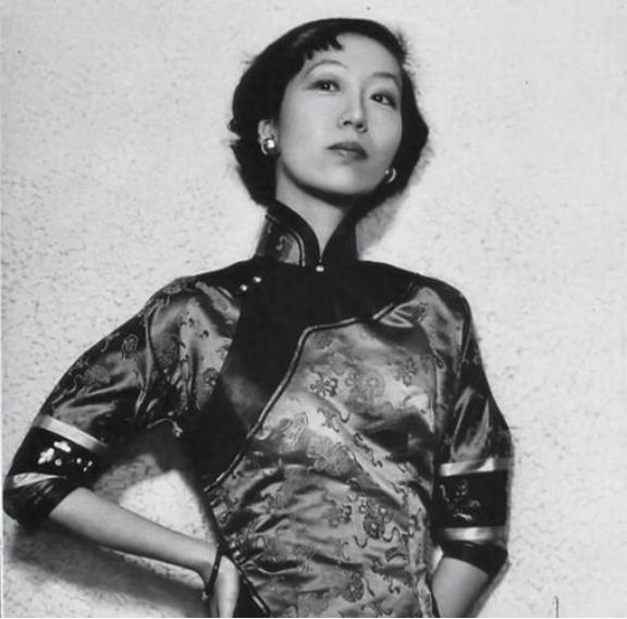1995年，张爱玲在美国出租屋内去世，尸体一周后才被发现。她一丝不挂地躺在床上，