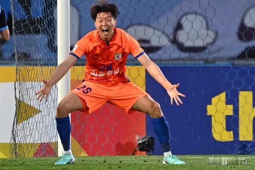 泰山队的这个进球堪称经典，两个新援卡扎、高准翼之间的连线，外脚背精确制导，外脚背