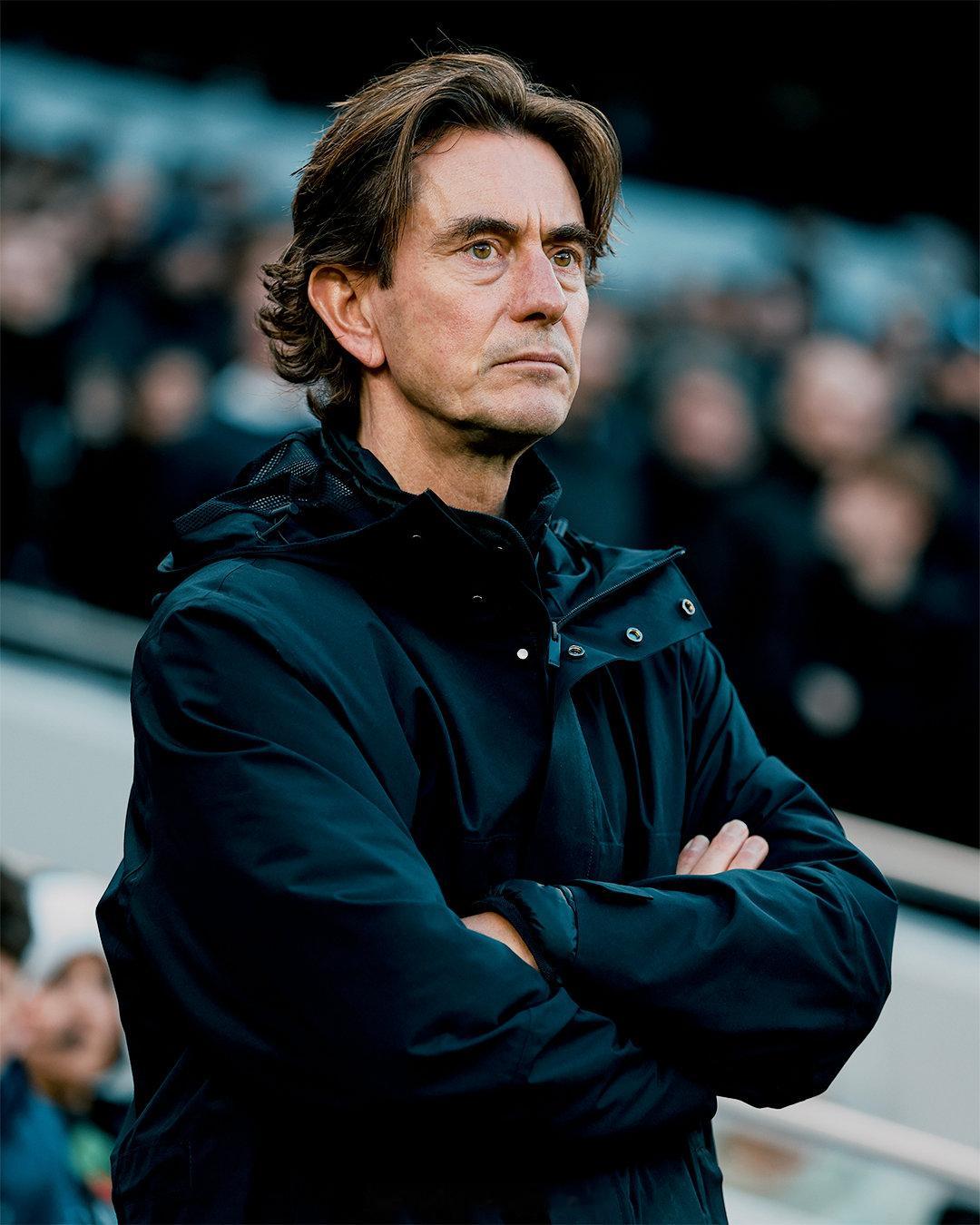 【弗兰克不受热刺球员欢迎】TA消息，接近热刺一线队球员的消息人士透露，在托马斯-