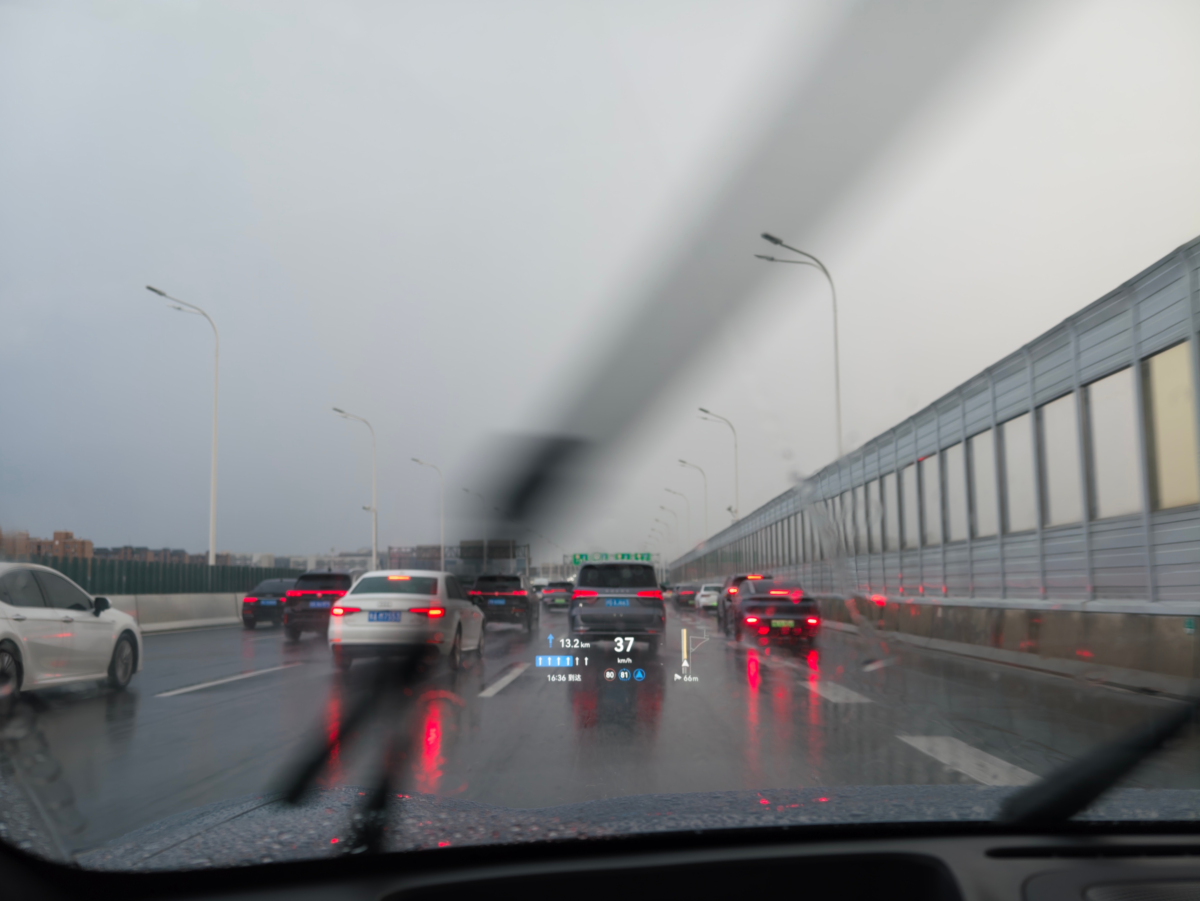 今天上海雨不小，鸿蒙智驾输出依然稳定，确实有点东西 
