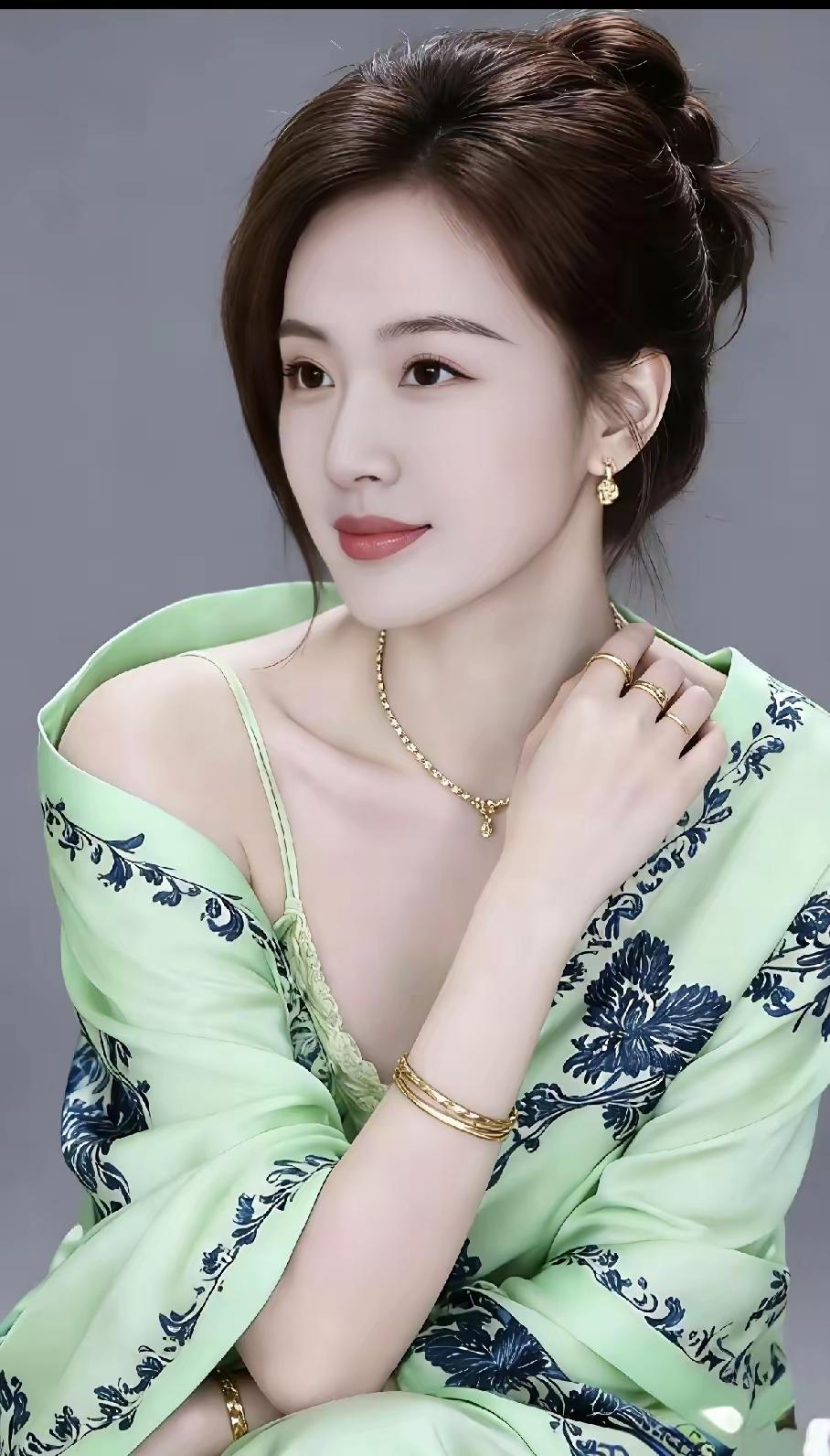 温柔优雅，气质动人，一抹浅绿，尽显清新。