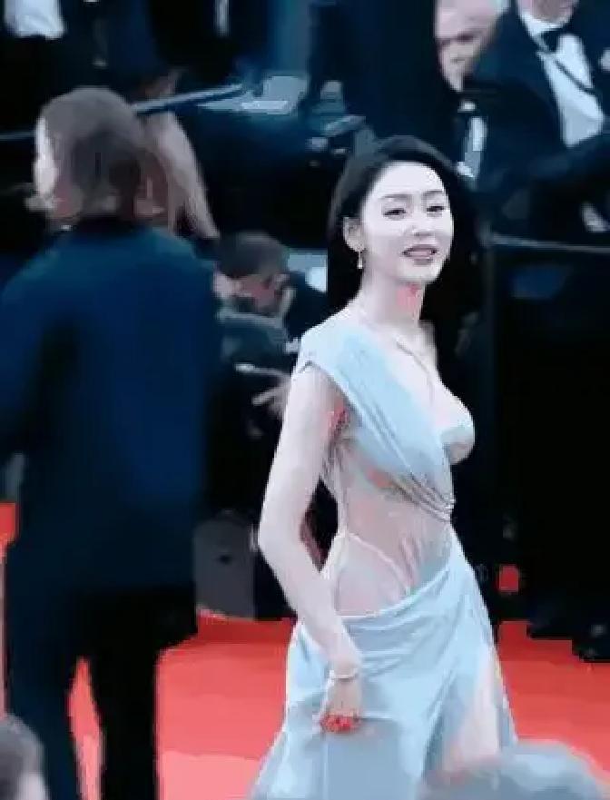 红毯上最“刺眼”的，不是露得多，是那只突然捂上去的手。
她捂的从来不是胸，是风险