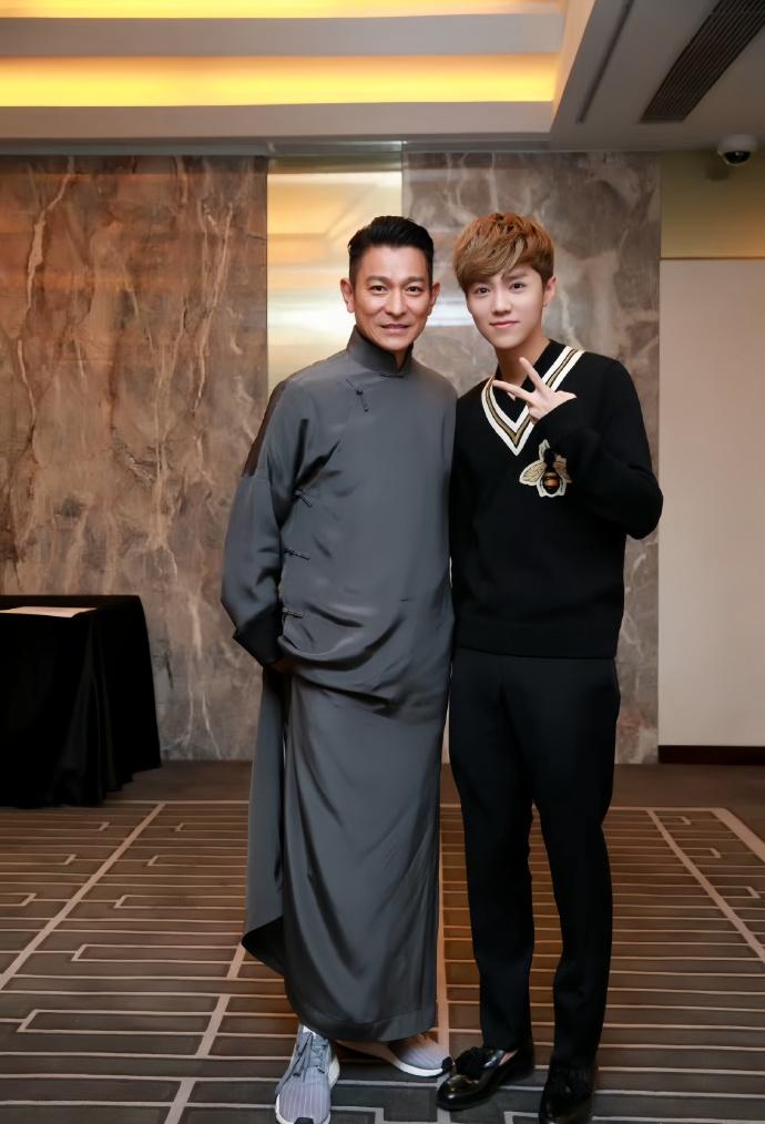 很多人都质疑刘德华的身高没有174cm，可身高178cm的鹿晗站在他旁边，其实也