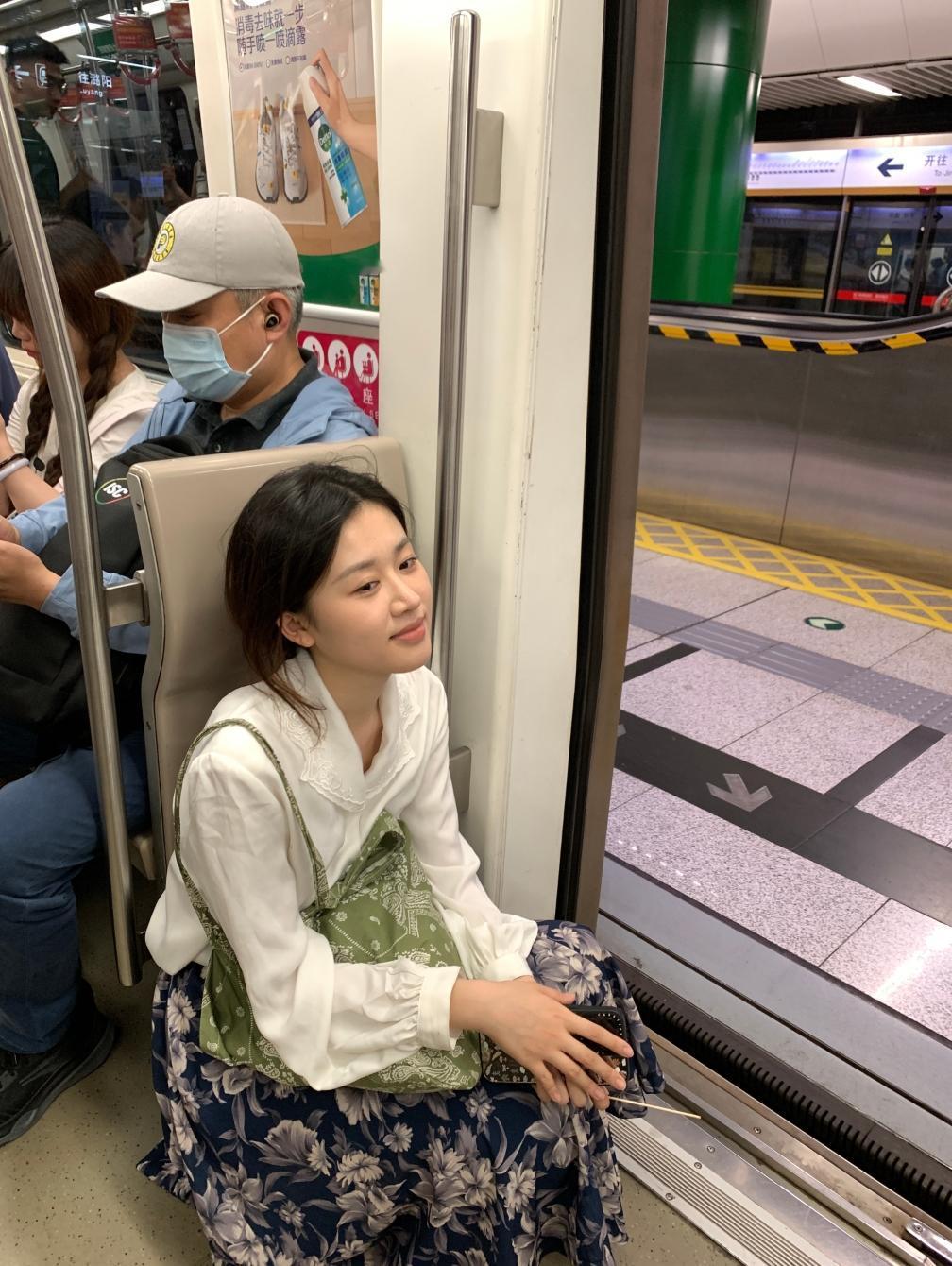 下班挤地铁回家的美女
