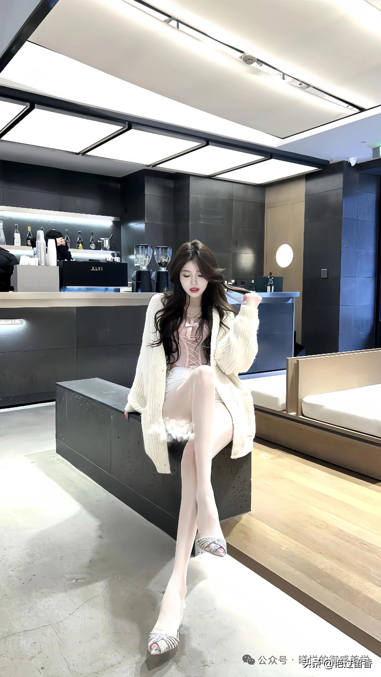 优雅气质穿搭，黑白灰的高级感，搭配高跟鞋，尽显时尚魅力！现在的女生为什么都不穿高