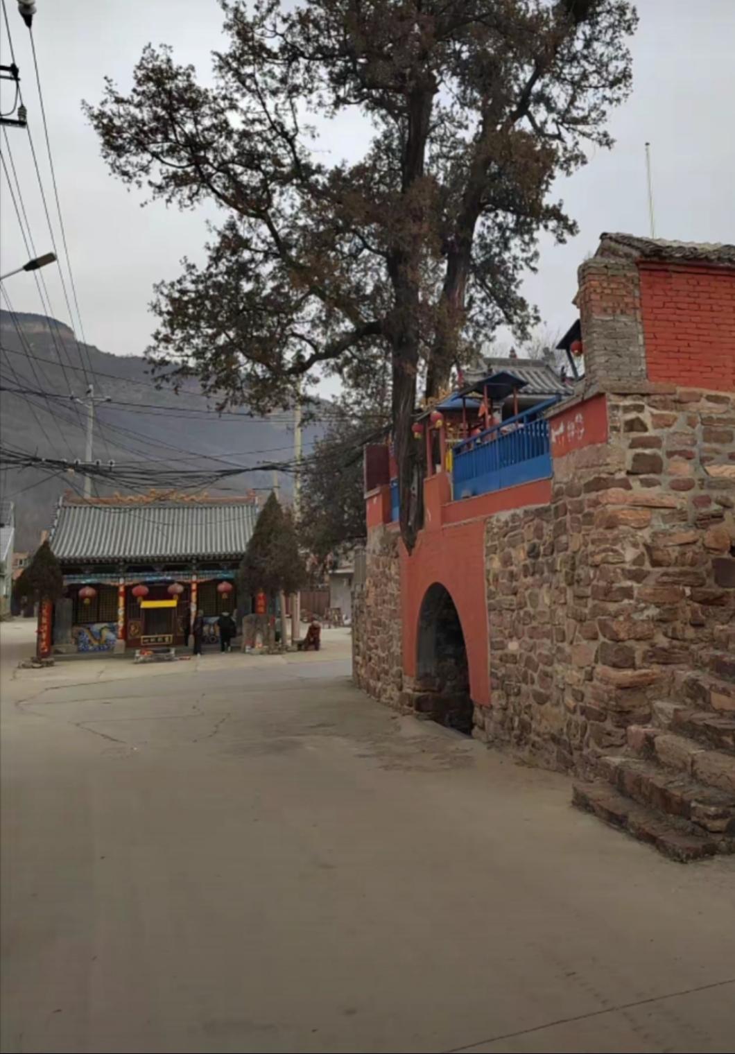 天下一绝
河南省林州市桃园村。有一古老的石券，券上有一座三仙圣母庙，券的门洞上有