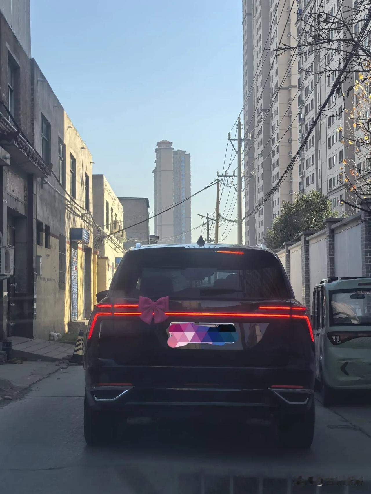 看图猜车，这是什么车连个车标都没有。