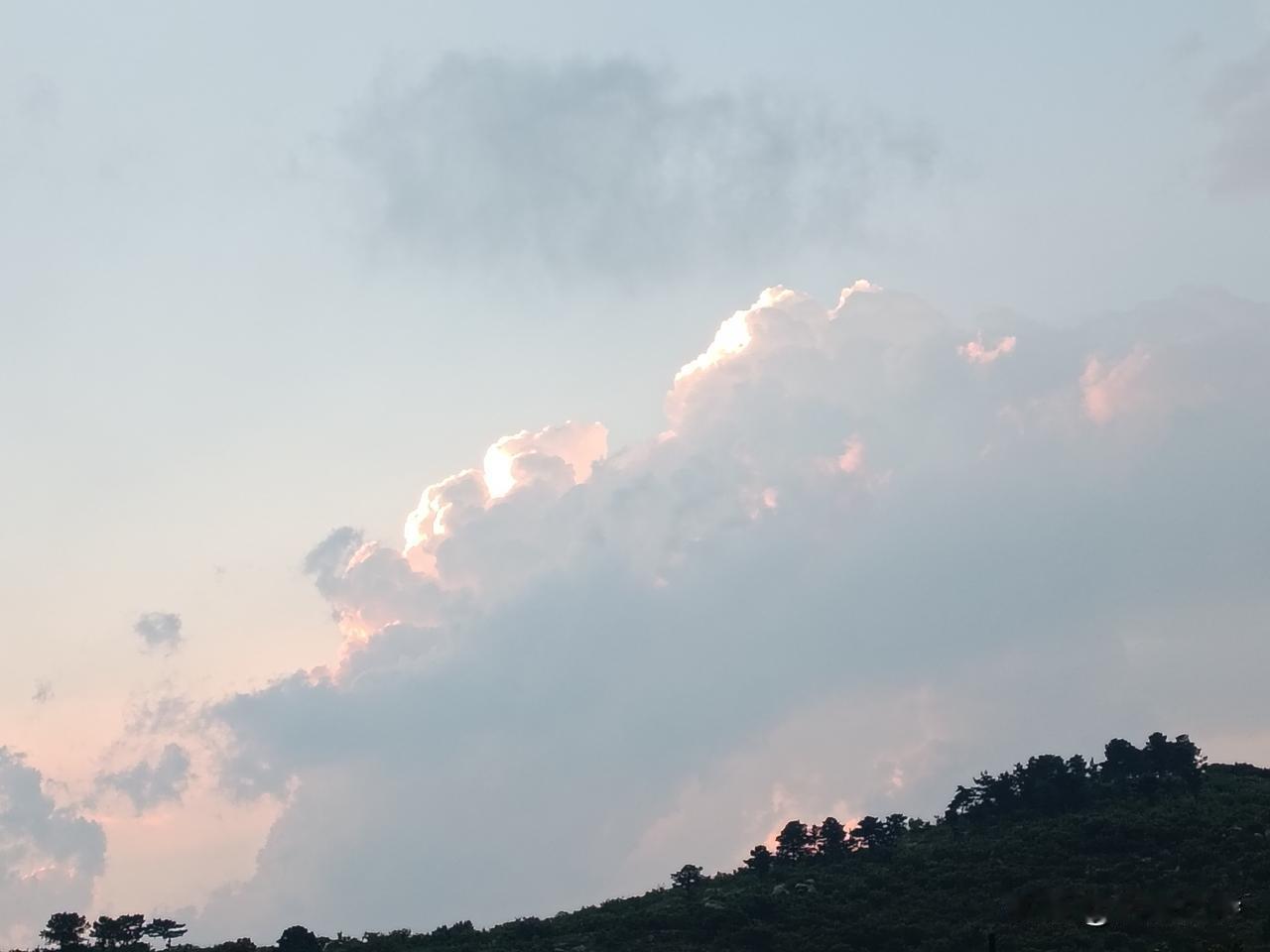 雨后
雨过乌云散，风携白日回。
水逐浊浪去，蛙鼓鲫鱼肥。