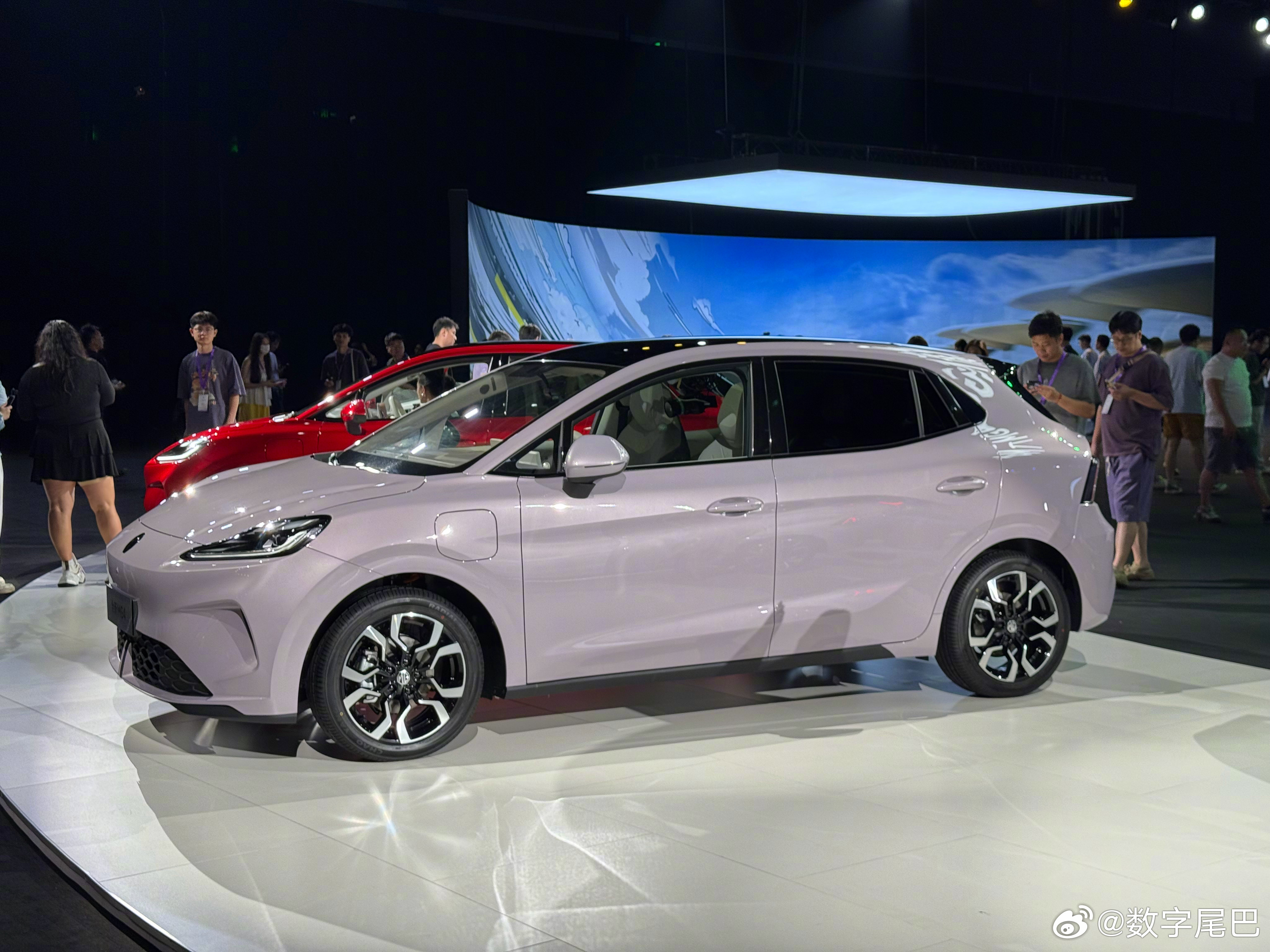 MG4 要出 SUV 了？从停车场的谍照来看，MG4 SUV 尺寸较于 MG4 