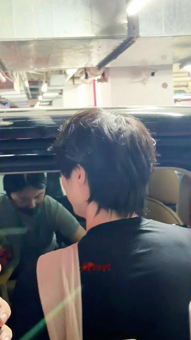 仔细一看原来头先被撞了一下 咋回事这车 