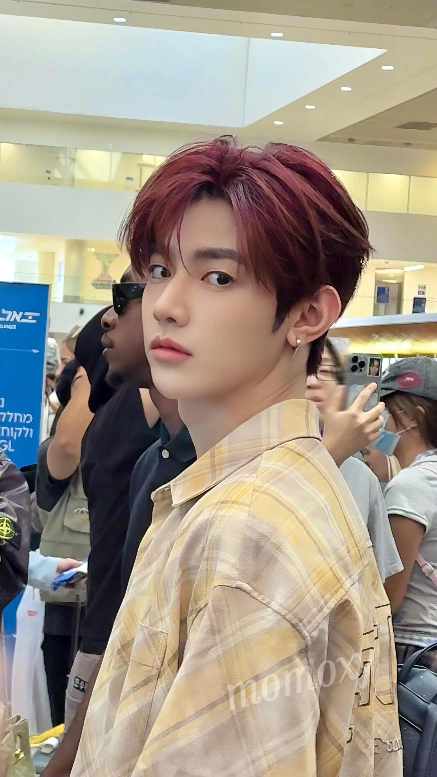 章昊洛杉矶出发 章昊今日份洛杉矶出发，格子衬衫爱好者章昊😍小狗爱小狗，萌晕了❤