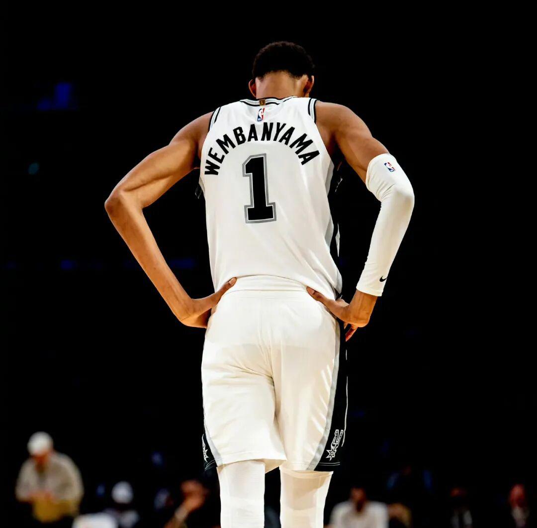 文班亚马无缘首冠，赛后落泪，未来是我的，但现在是大头的！
啥时候又整出来一个冠军