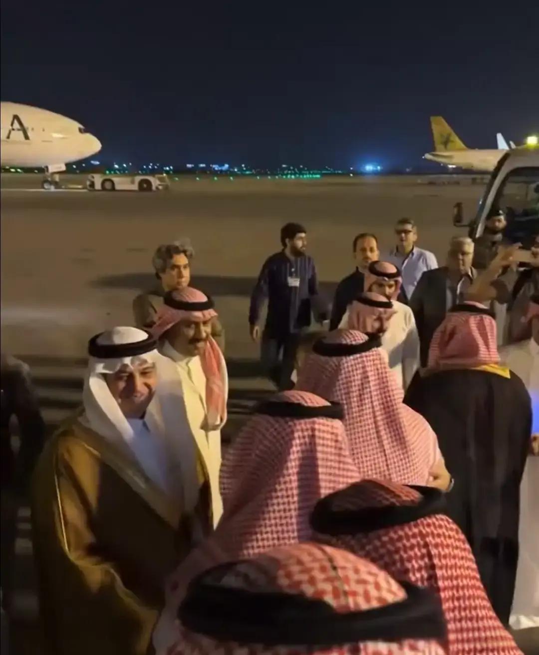 沙特一出手就是100亿美元，直接砸在巴基斯坦瓜达尔港，不是建清真寺，不是修公路，