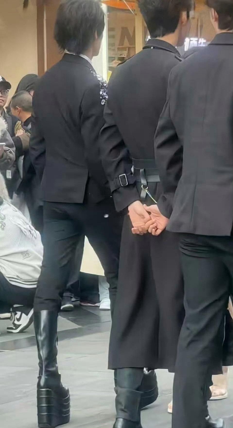 这增高鞋也太明显了 还有啥穿的必要吗