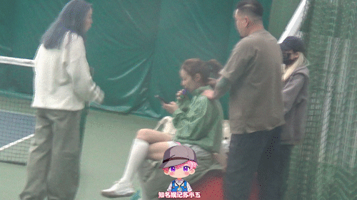 高叶网球场抽电子烟 有八卦媒体拍到高叶到网球场打网球，休息的时候在一边抽电子烟。