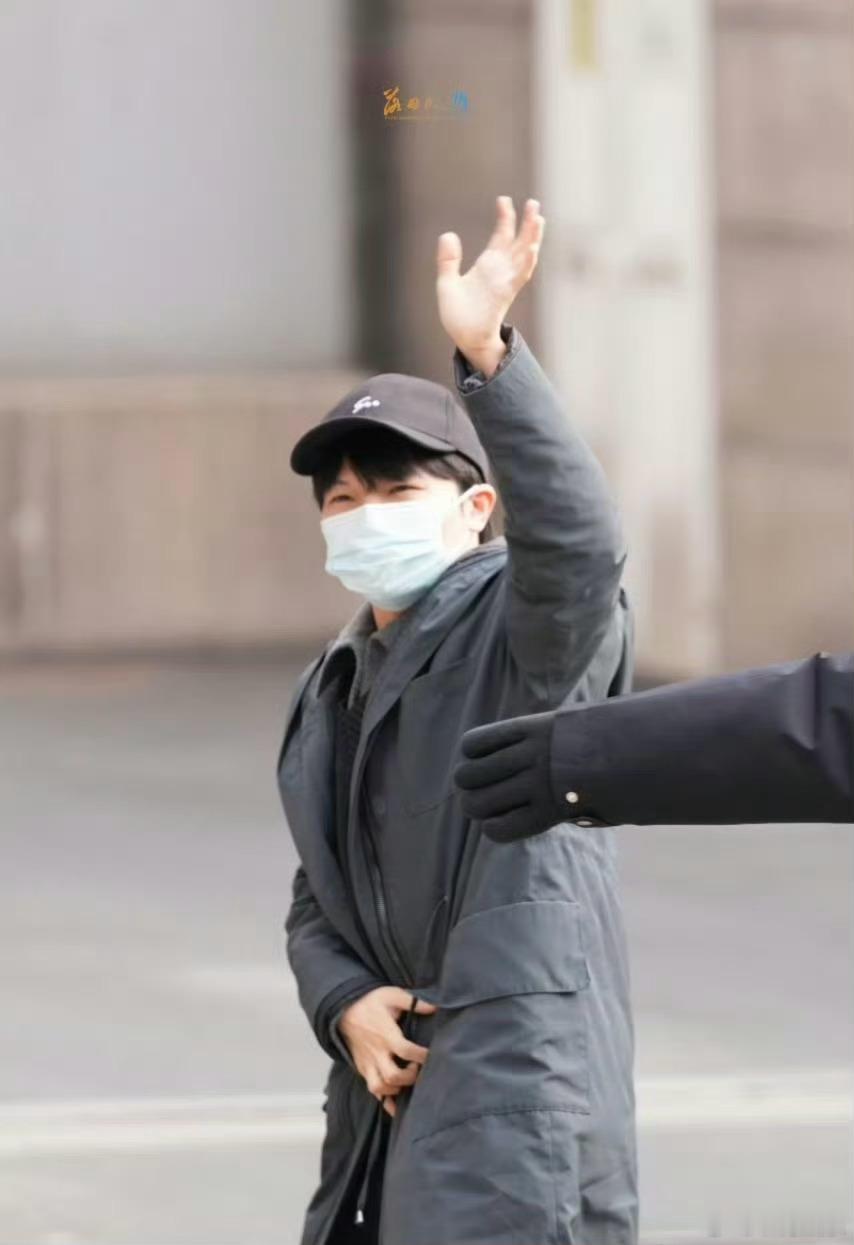 周深又穿着春晚战袍来了 哈哈哈哈哈哈周深又穿上他的“半永久战袍”参加央视春晚彩排