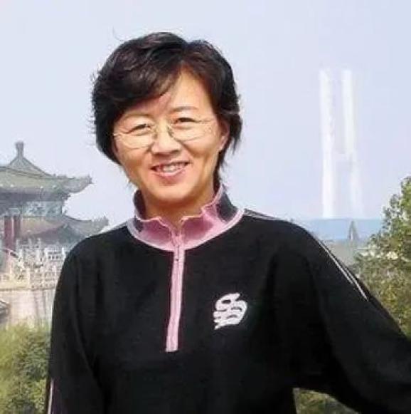 美国慌了，中国出了一位比导弹还可怕的女人！谁能想到，中国的东风17导弹出自她之手