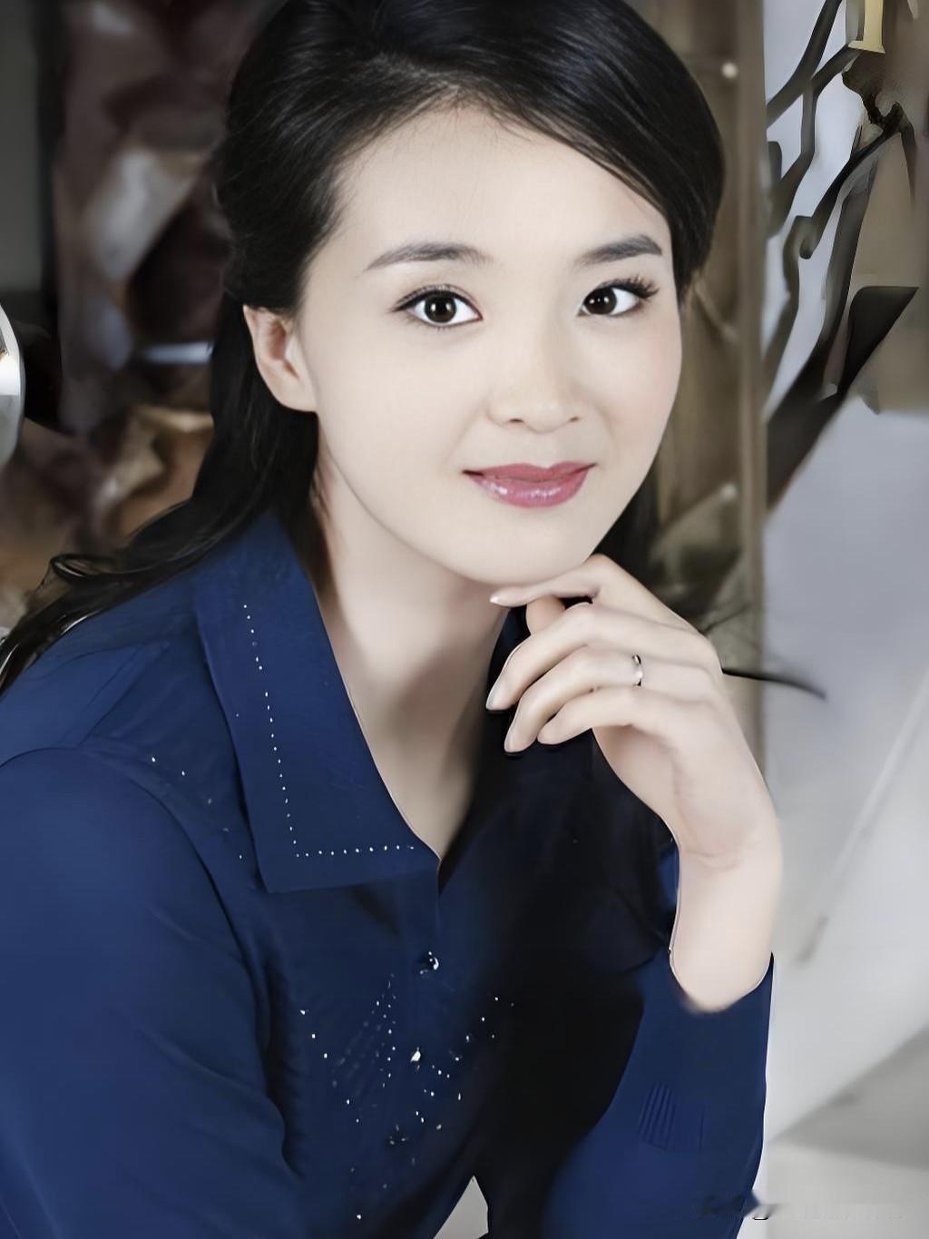 王艳，温婉如玉的古典美人。凭《还珠格格》晴儿一角走红，柔美气质与精湛演技深入人心