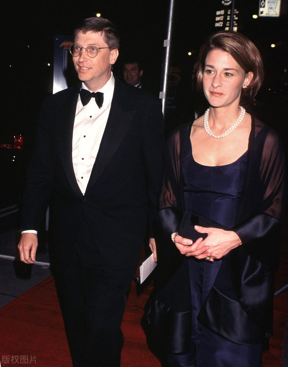 比尔盖茨前妻一副贤妻良母样，当年她会打扮光鲜亮丽陪丈夫出行，也会一身休闲陪孩子阅