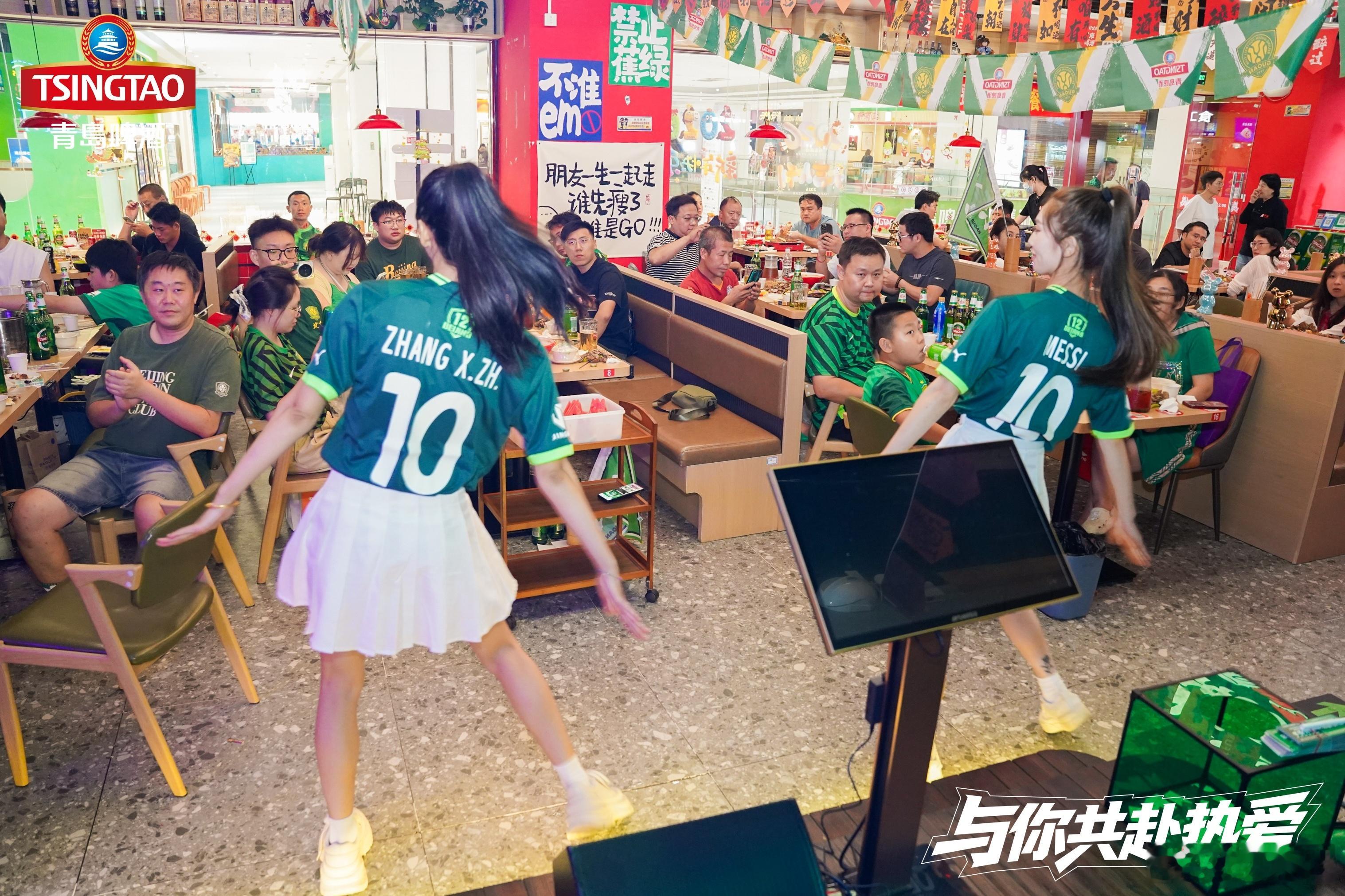 国安客场比赛的时候，有很多球迷组织做的第二现场活动，热闹有趣，其中据说还隐藏了不