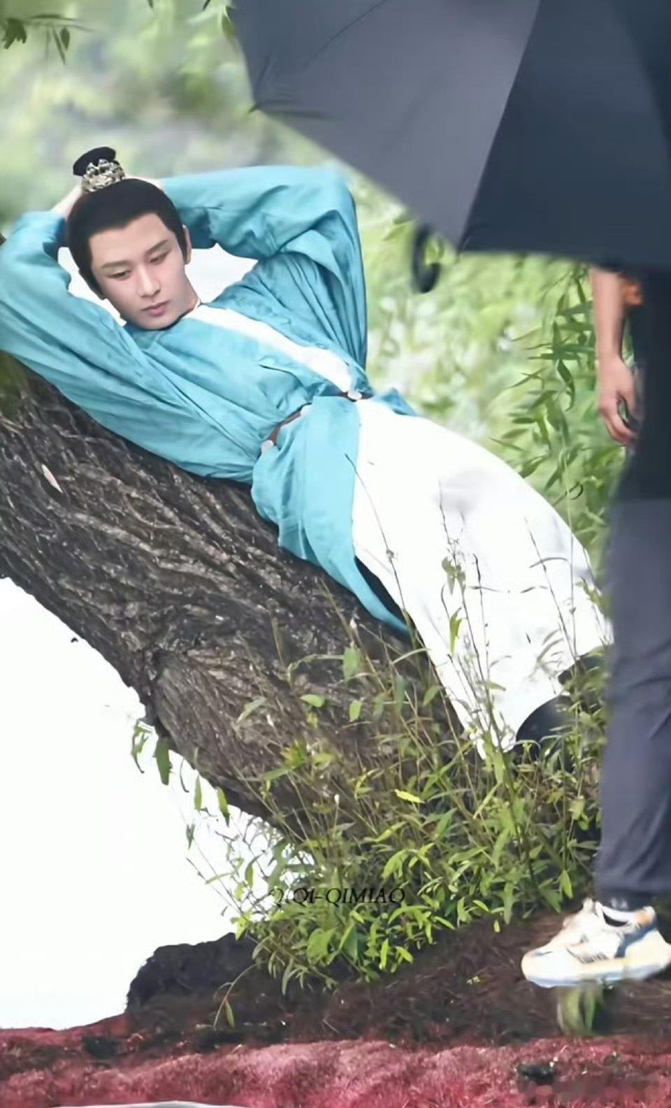 别人这个动作是风流倜傥，他是扭捏作态[泪奔]没了铁刘海现原形了 ​​​