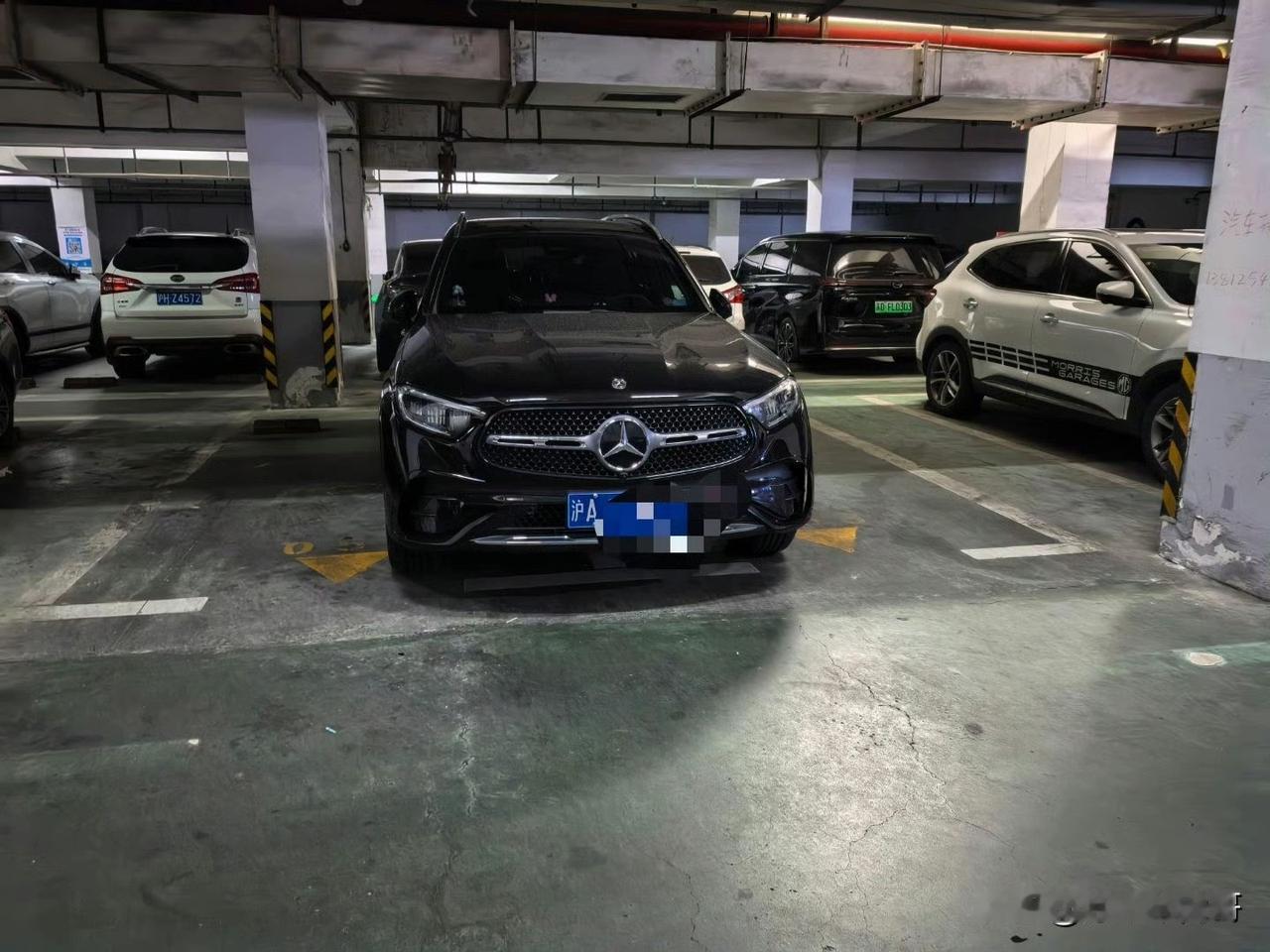 这些沪牌，在上海也是这么停车的么，还是觉得来了小地方，可以乱停车