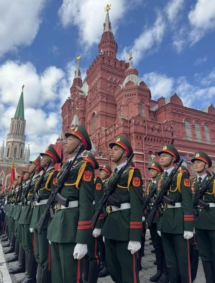 英姿飒爽！越南军队参加俄罗斯纪念卫国战争胜利80周年阅兵式，越南战士的精气神还是