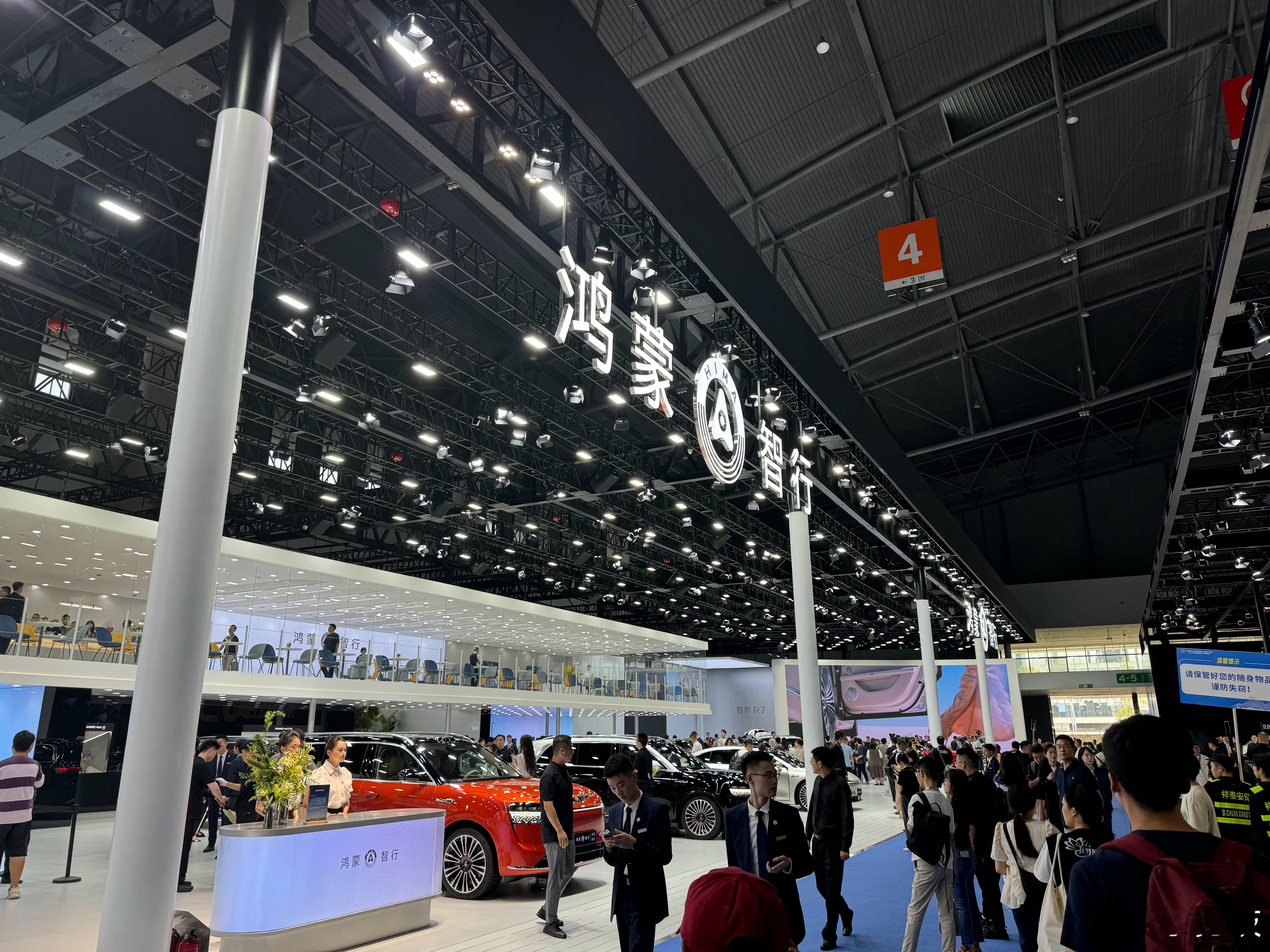 这就叫做效率，已看完所有展馆车型！大家最想看什么车，待会拍摄给大家！[666]#