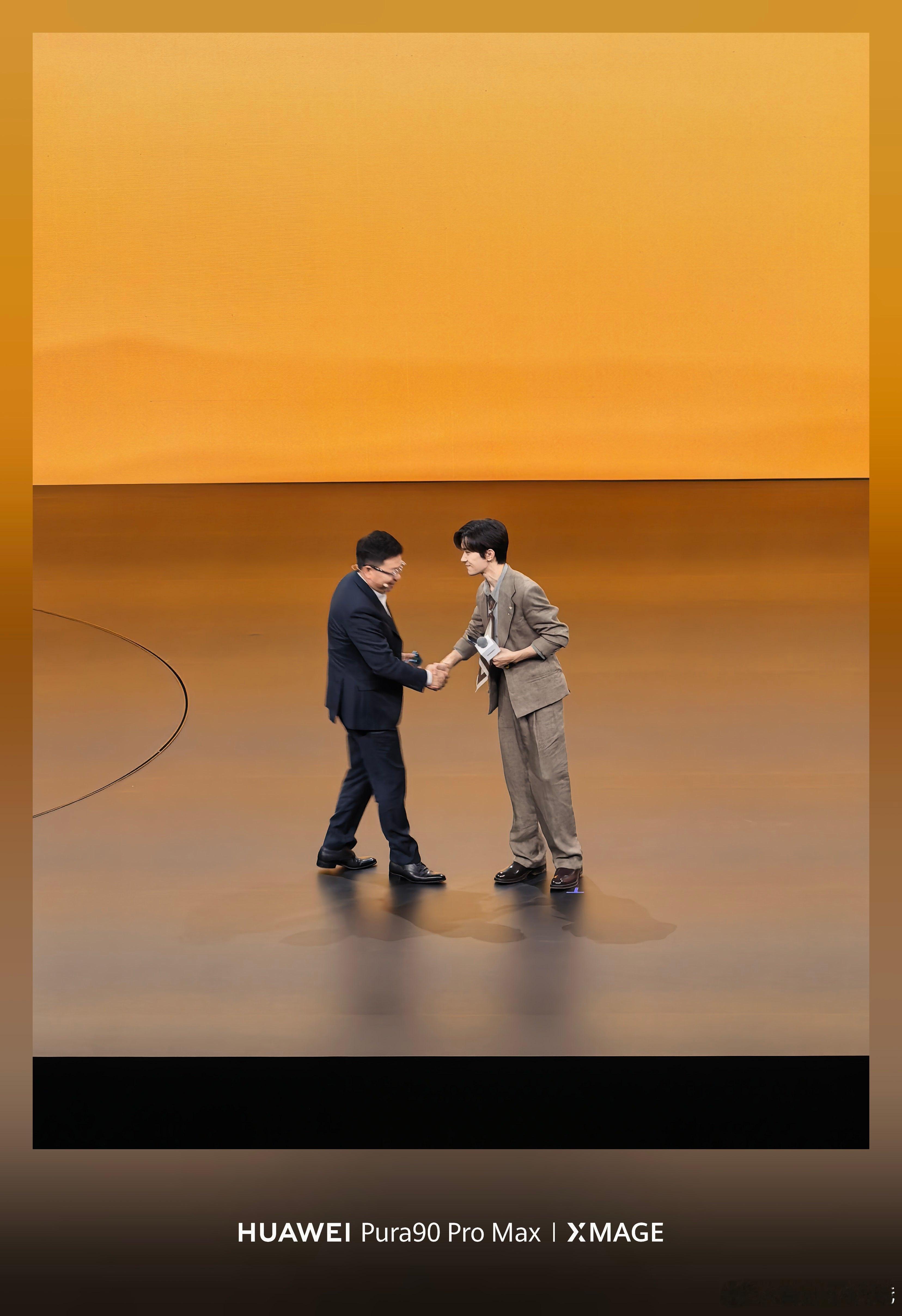 易烊千玺现身华为Pura90发布会听易烊千玺说完想去旅行了 华为Pura90选易