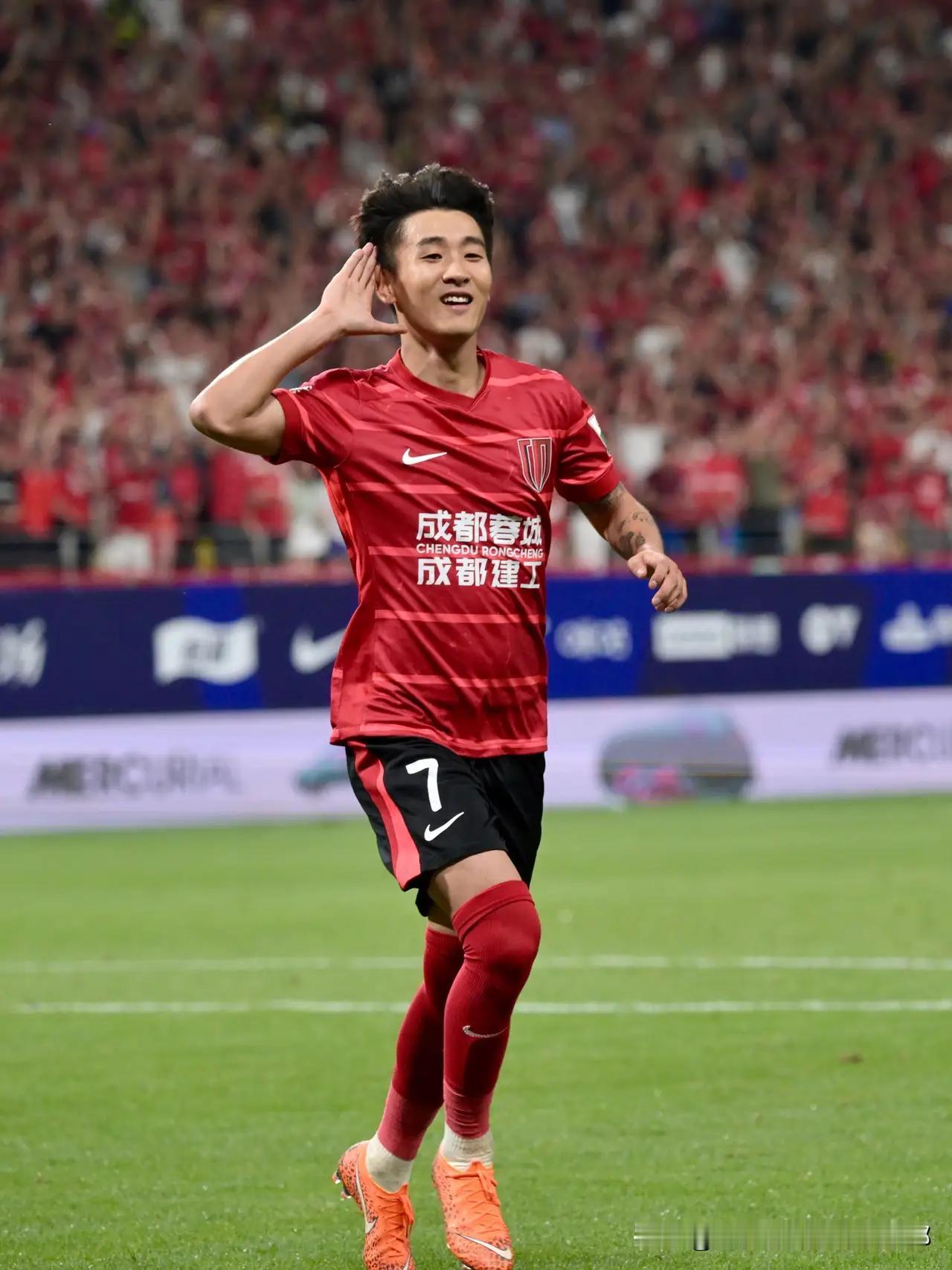 新国足组建在即，饭圈的味道开始飄起，有上海网友率先对韦世豪的能力提出质疑，说他不