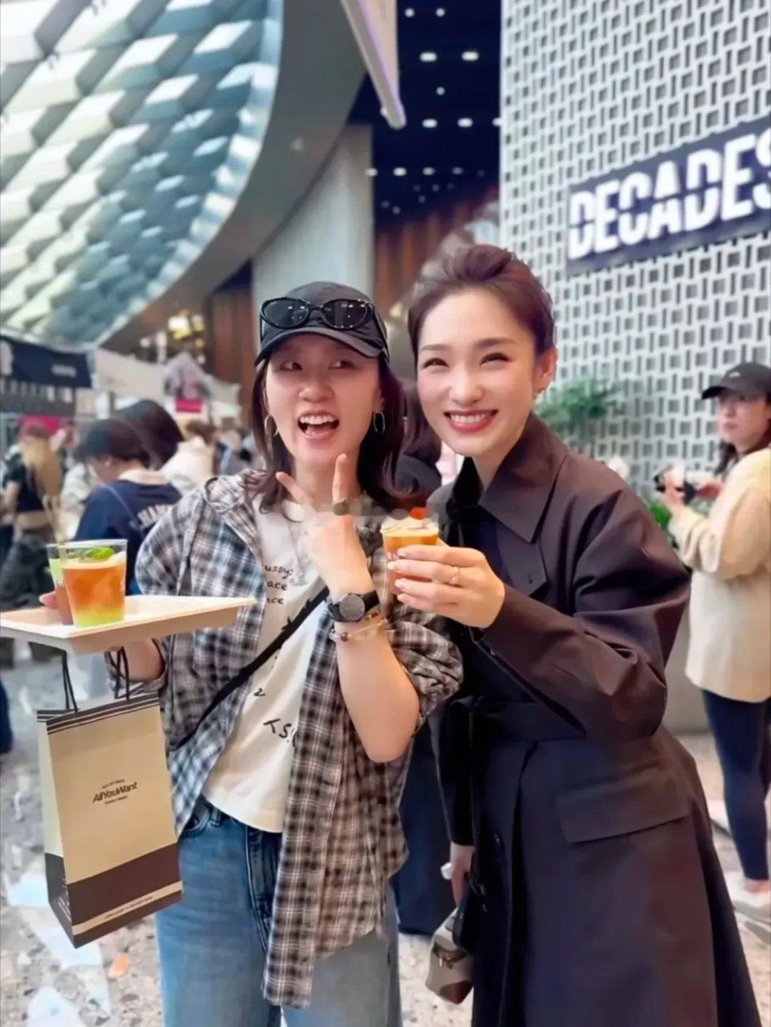 央视主持人蓝羽现身北京西单韩国咖啡节，本人比镜头里更亮眼。她身形高挑，身着棕色长