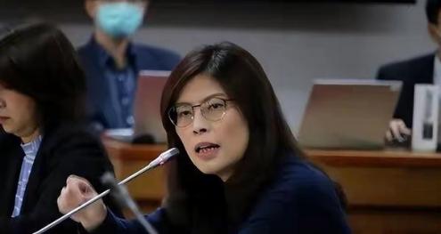 台湾全岛无差别下跪了！综合台媒报道，随着国民党主席郑丽文的明确表态，岛内各党派已