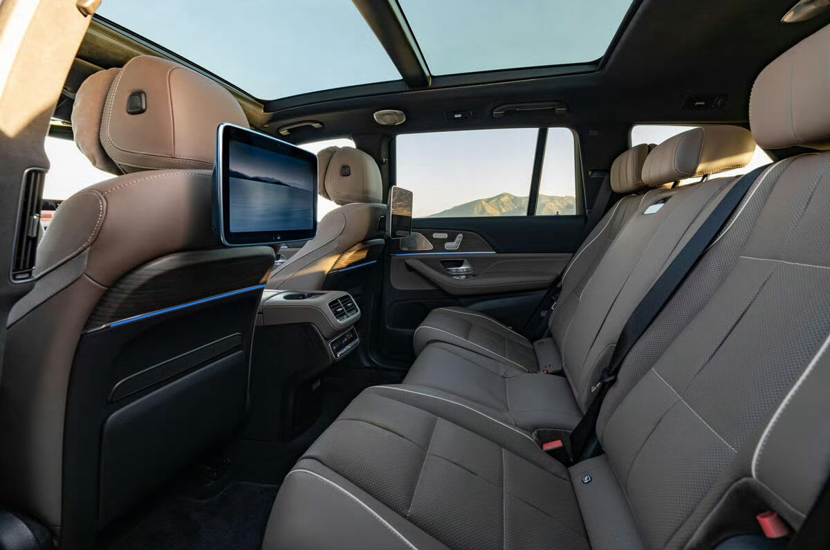 奔驰GLE、GLS中期改款双星徽前大灯非常太抓眼球奔驰还是那个奔驰你觉得好不好看