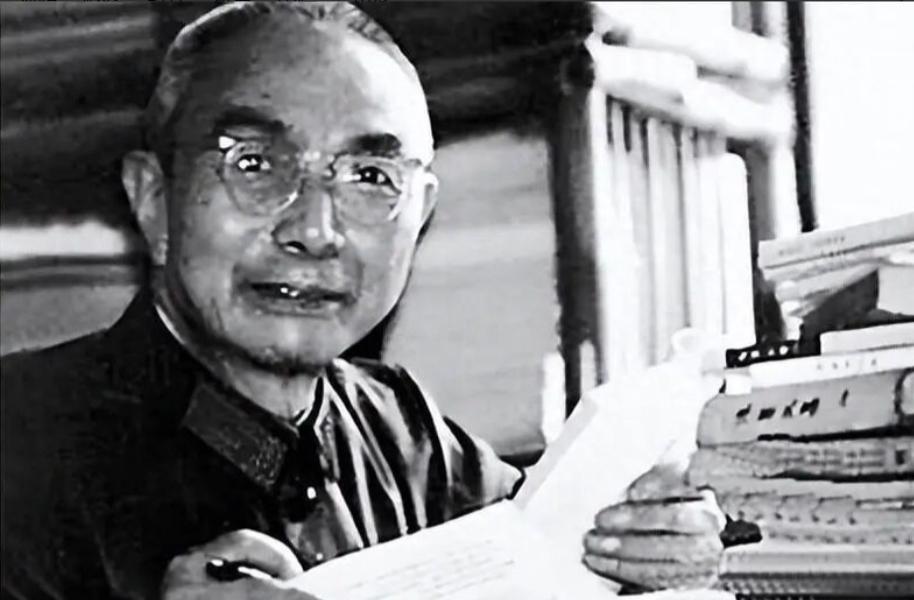 1947 年，蒋经国带着侍卫闯入郭汝瑰宅邸时，正撞见郭汝瑰独自坐在饭桌前。两碟素