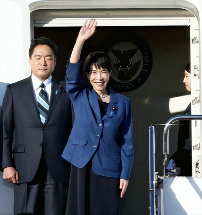 日本首相高市早苗今天从羽田机场启程前往南非出席二十国集团峰会，日媒问她会收回之前
