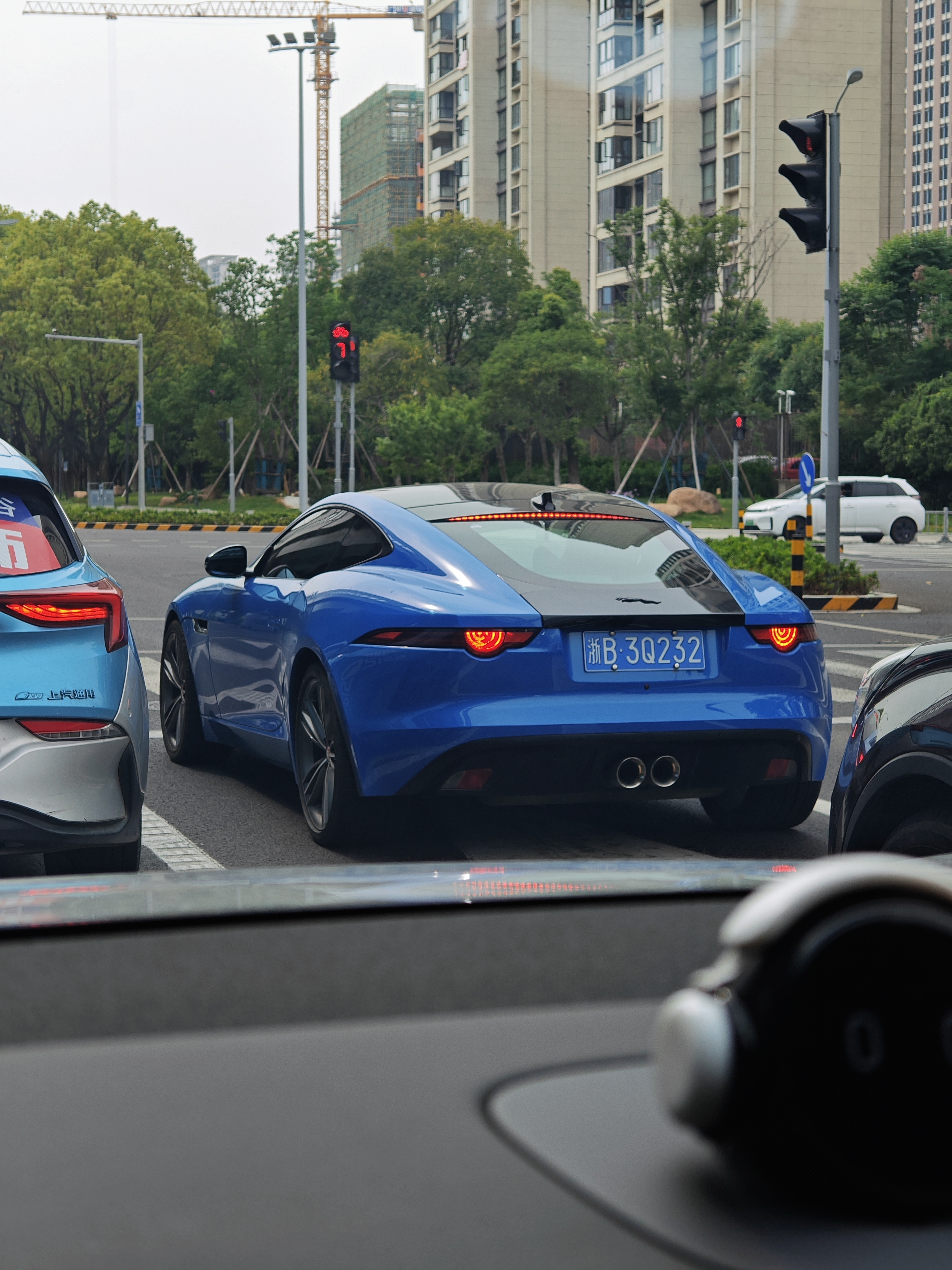 忽然发现，蓝牌也不是不能接受比如，这个蓝牌和漆面，就很和谐[二哈] ​​​