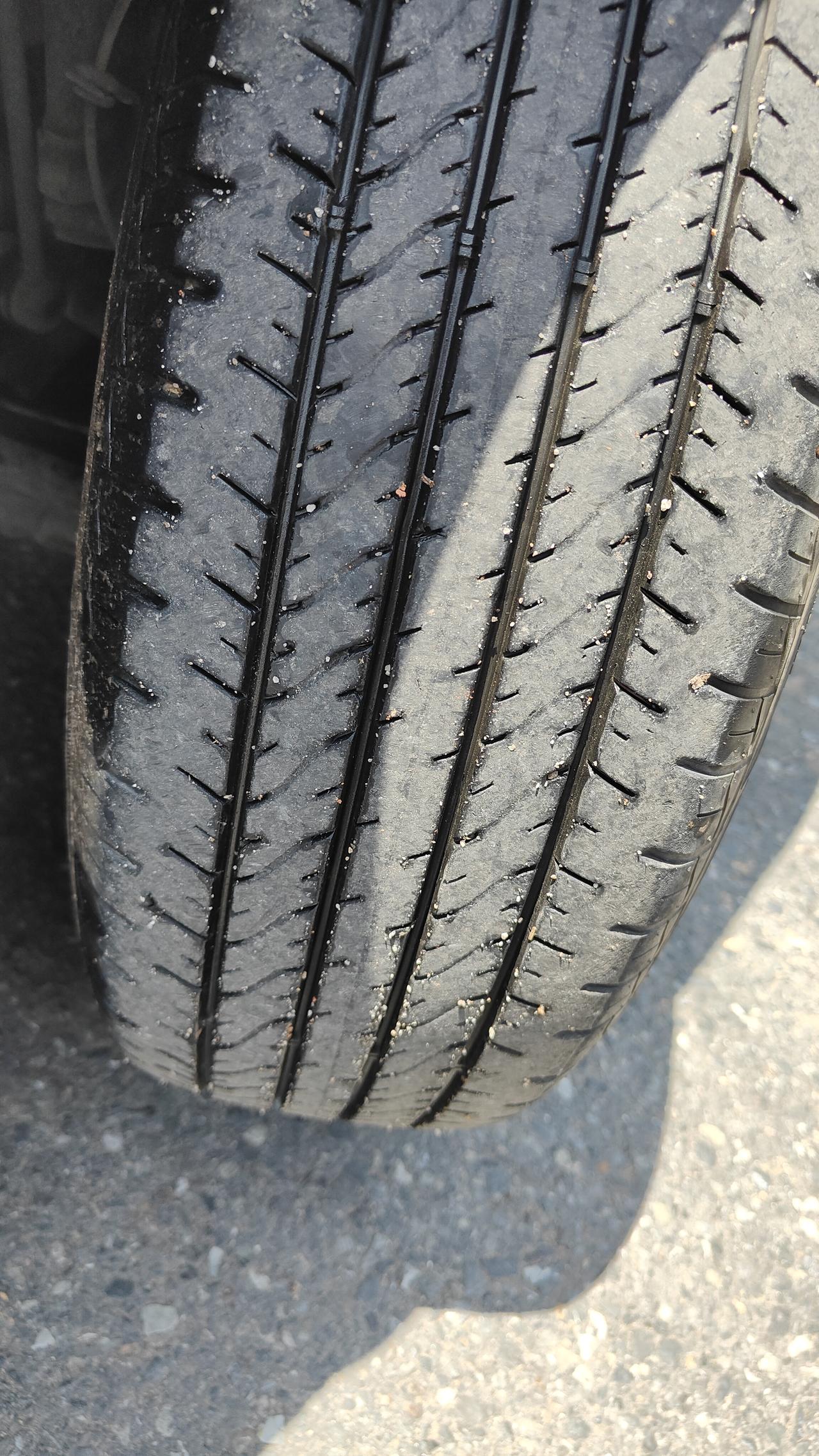 这是没有吃胎的左前轮