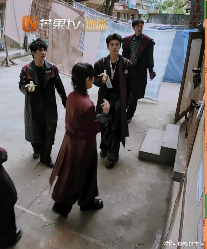 难道是因为没有赞助商吗？竟然只能吃水果了…… ​​​