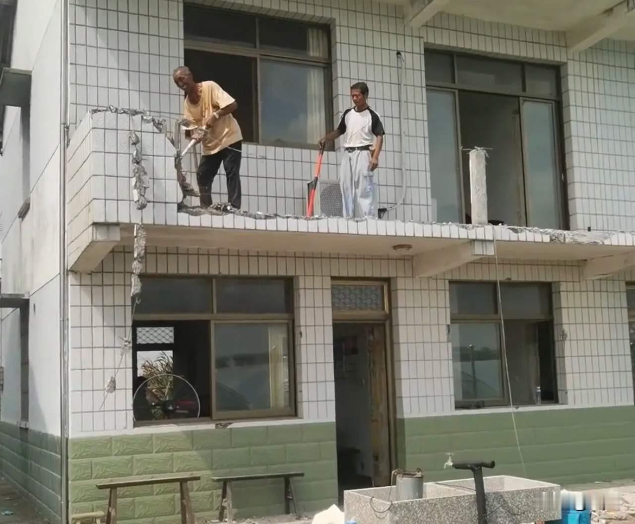 又在跟风拆女儿墙？最近办升学宴出事之后，有人直接把自家屋顶的女儿墙全拆了，生怕哪