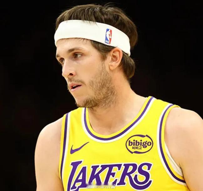 湖人宣布，里夫斯因右大腿肌肉紧绷，将缺席今日和马刺的比赛。前面这些场太超常发挥了