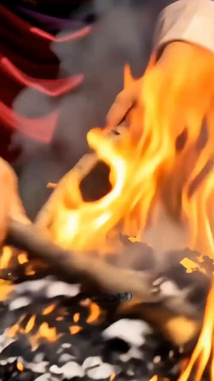 上坟烧纸可千万不能拿棍去乱扒了，否则会给逝去的人带来不必要的麻烦。村里的刘大军带