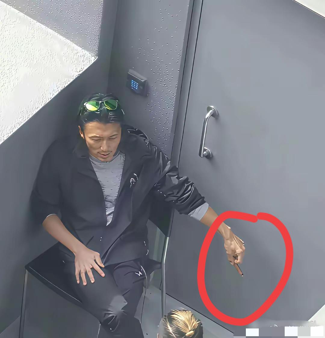 谢霆锋抽的是什么香烟啊，这么粗第一次见到