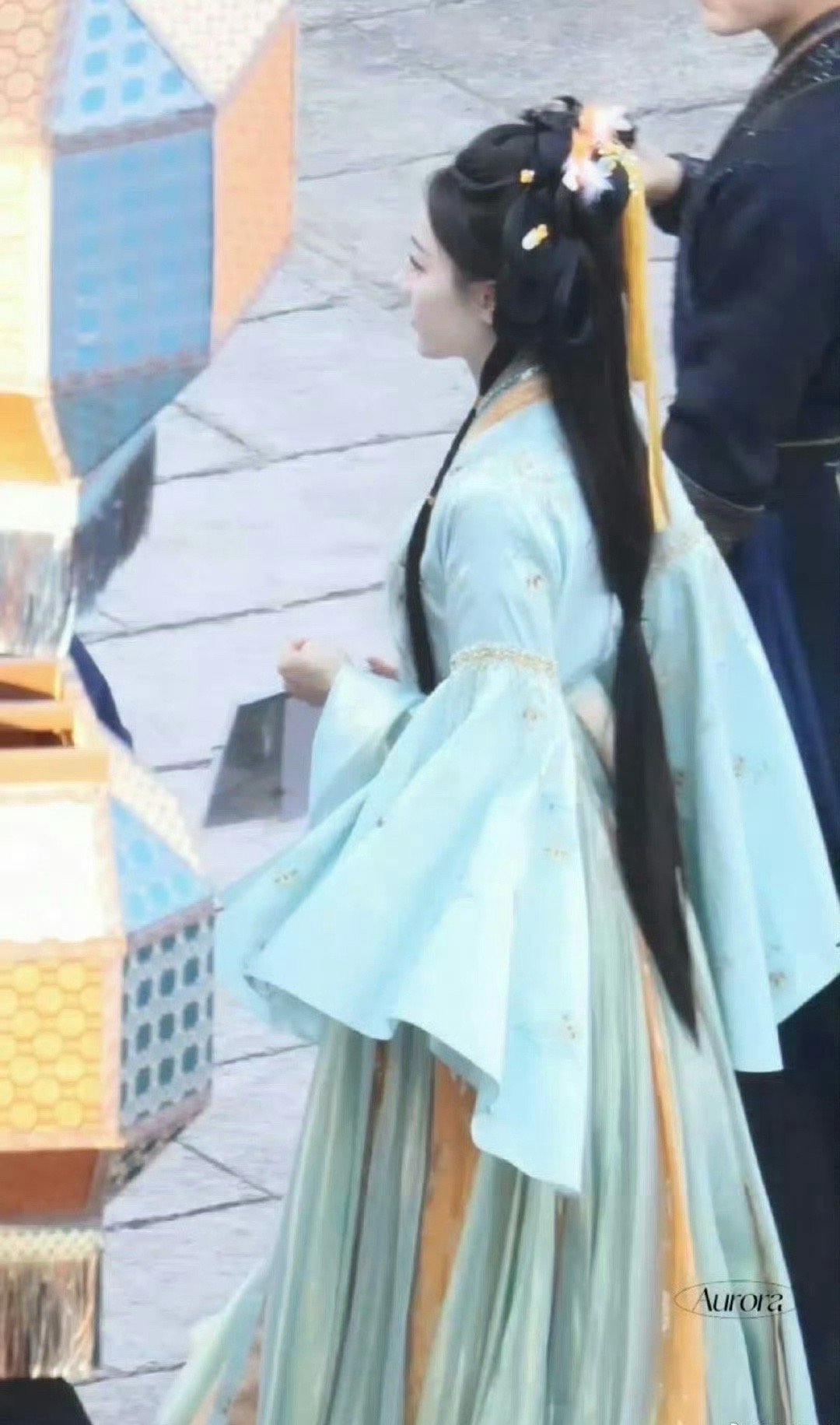 #迪丽热巴贺思慕青衣路透# 美貌无敌，青春无敌，简直要被她萌到不行！在穿着青衣的