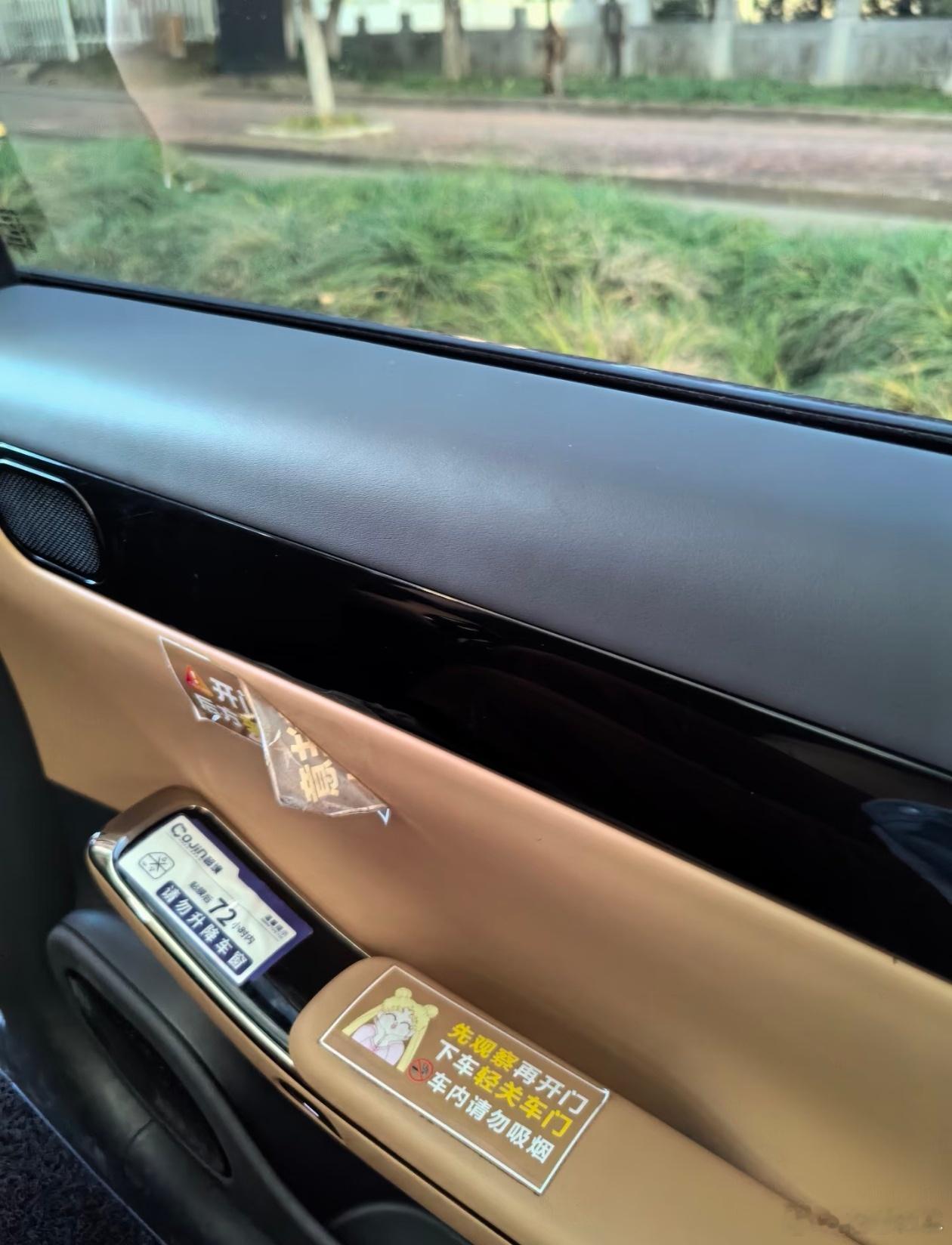 看到一个网友发的帖子：“第一次打到这种车，不知道怎么开车门”开门按键应该在扶手侧