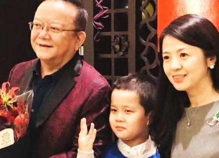 2006年，58岁的王刚步入了人生的第三个婚姻，迎娶了比他小20岁的郑艳东。在新